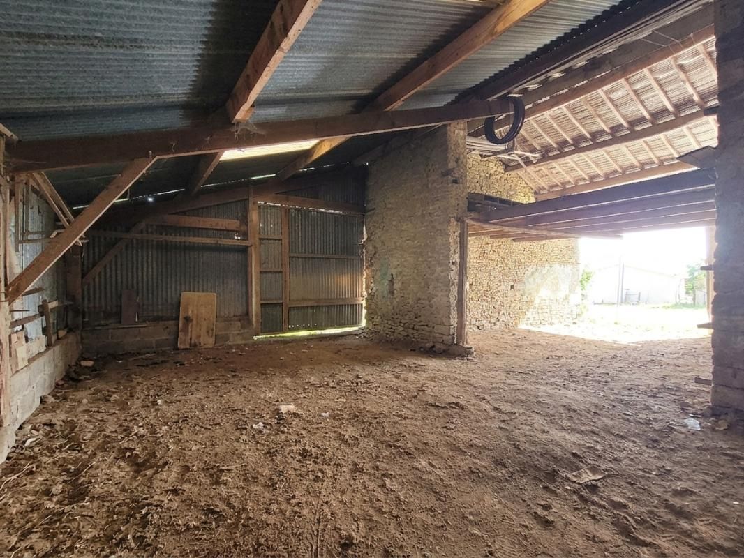 CHAMPDENIERS-SAINT-DENIS Grange Champdeniers 1 pièce(s) 100 m2 4