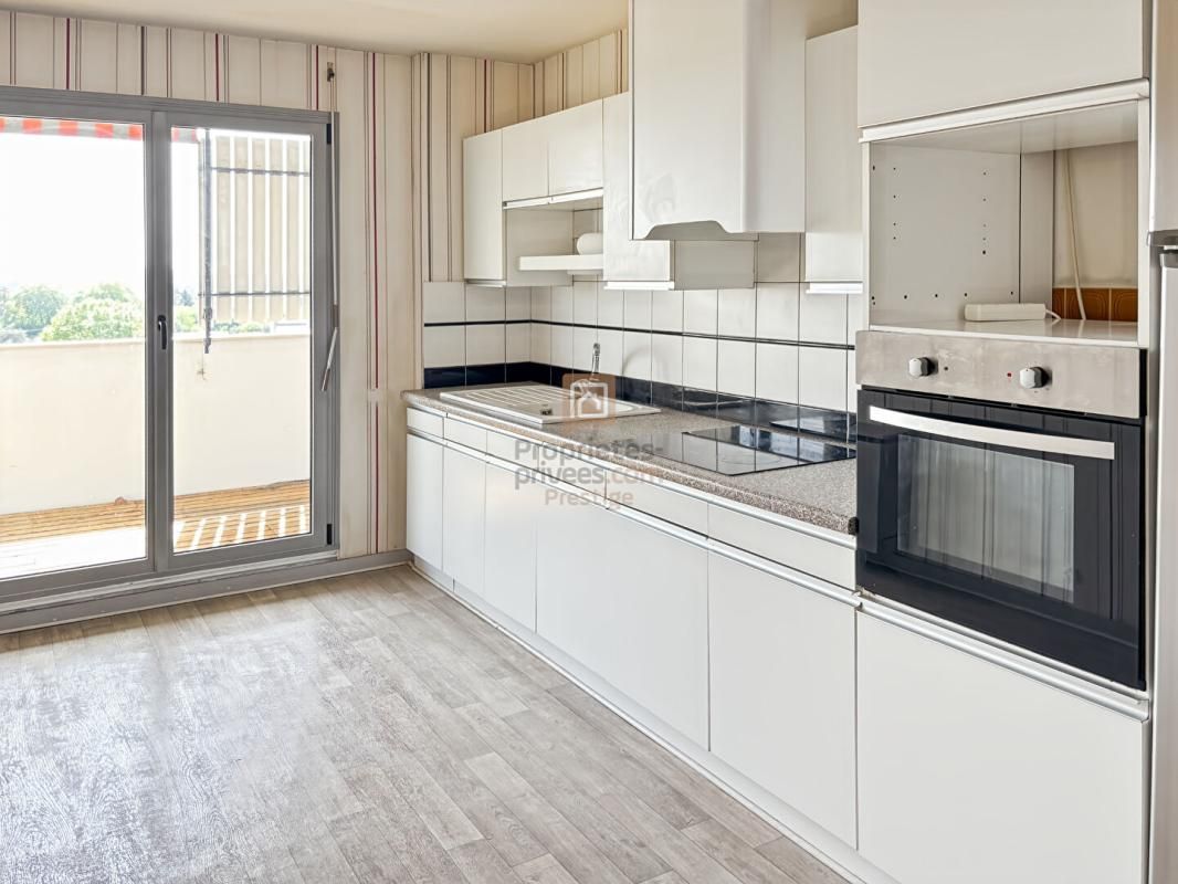 BORDEAUX  CAUDERAN Appartement de trois pièces avec terrasse, balcon ascenseur cave et parking