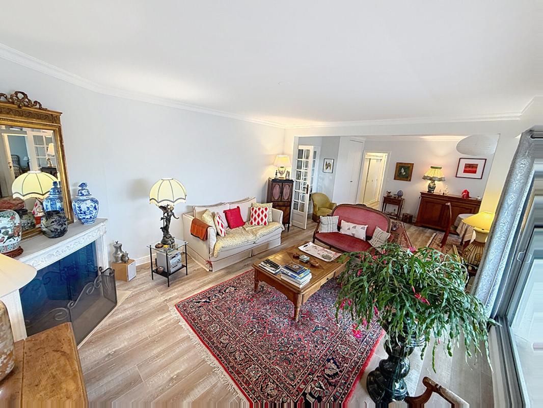 VANNES Appartement T4 de 108 m². Vannes Albert 1er. Grand balcon, 2 parkings, 2 caves. À pied du Port 2