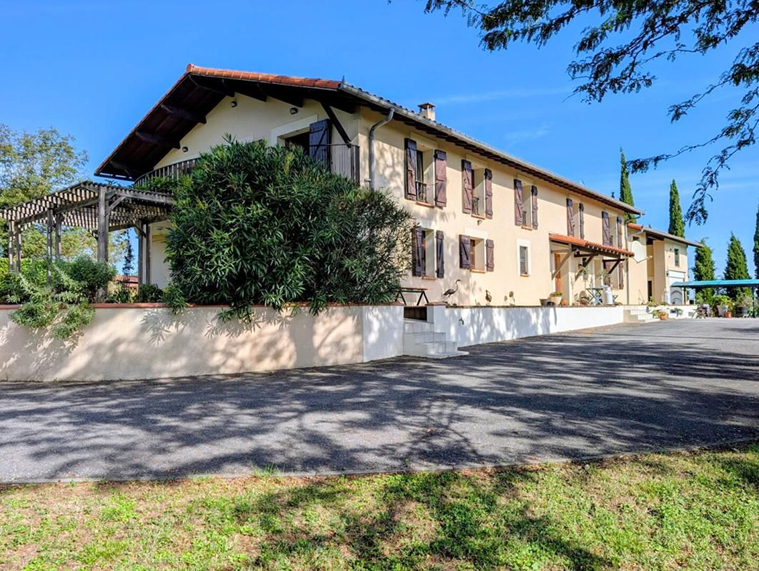 Demeure Rieux-Volvestre 20 pièces 444 m² habitables avec 27 hectares