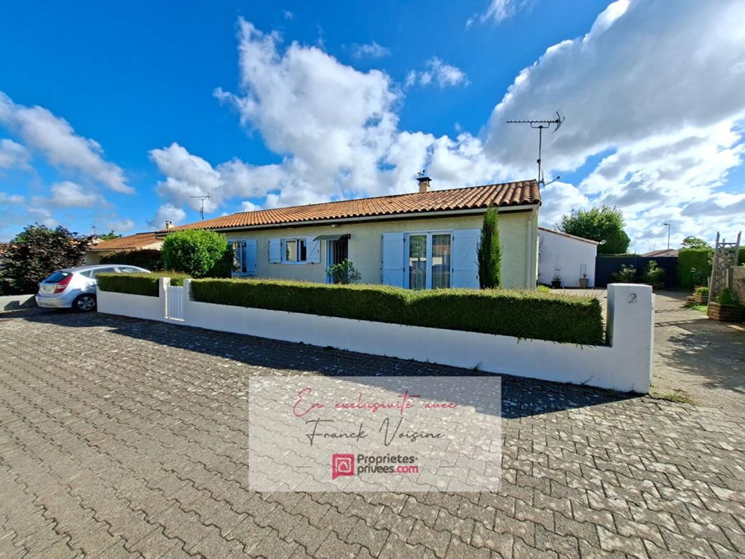 A VENDRE en Exclusivité aux Herbiers, maison plain-pied de 91 m2 avec 3 chambres et 1 bureau ou chambre sur une parcelle de 436 m2