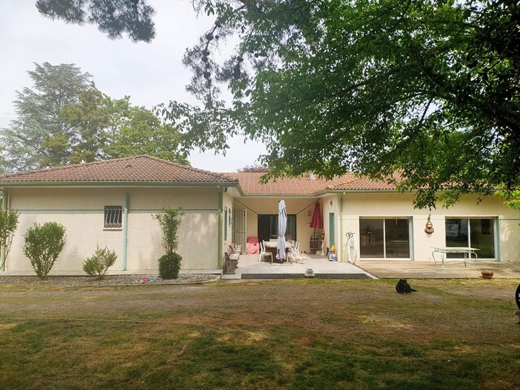 MAISON 200 M² - 9 PIÈCES - 4 SUITES PARENTALES - TERRAIN DE 2972 M² AVEC GARAGE ET DEPENDANCES