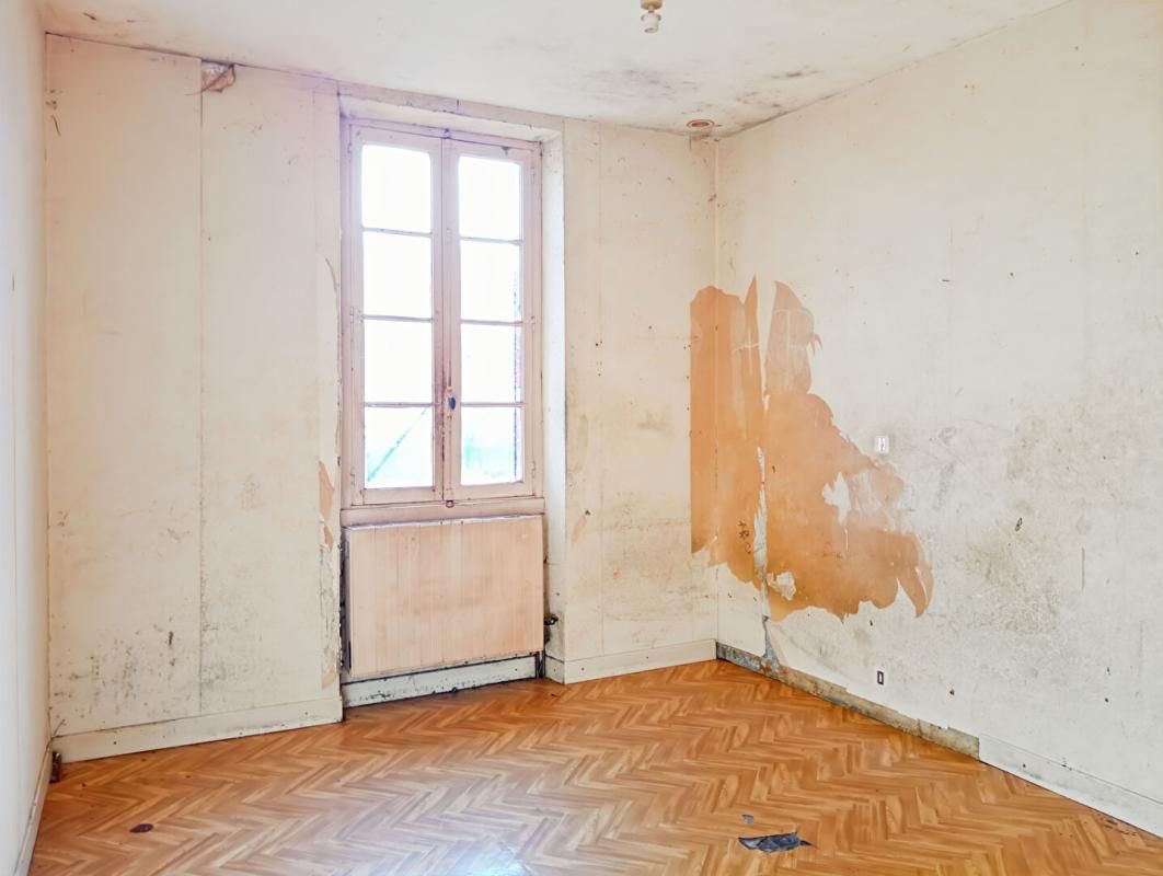 ARTHES Maison de 4 pièces entièrement à rénover à Arthes 4