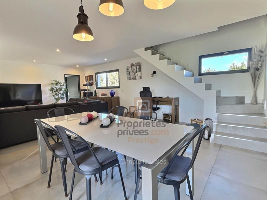 villa récente  6 p avec piscine proche A8 5 pièce(s) 140 m2