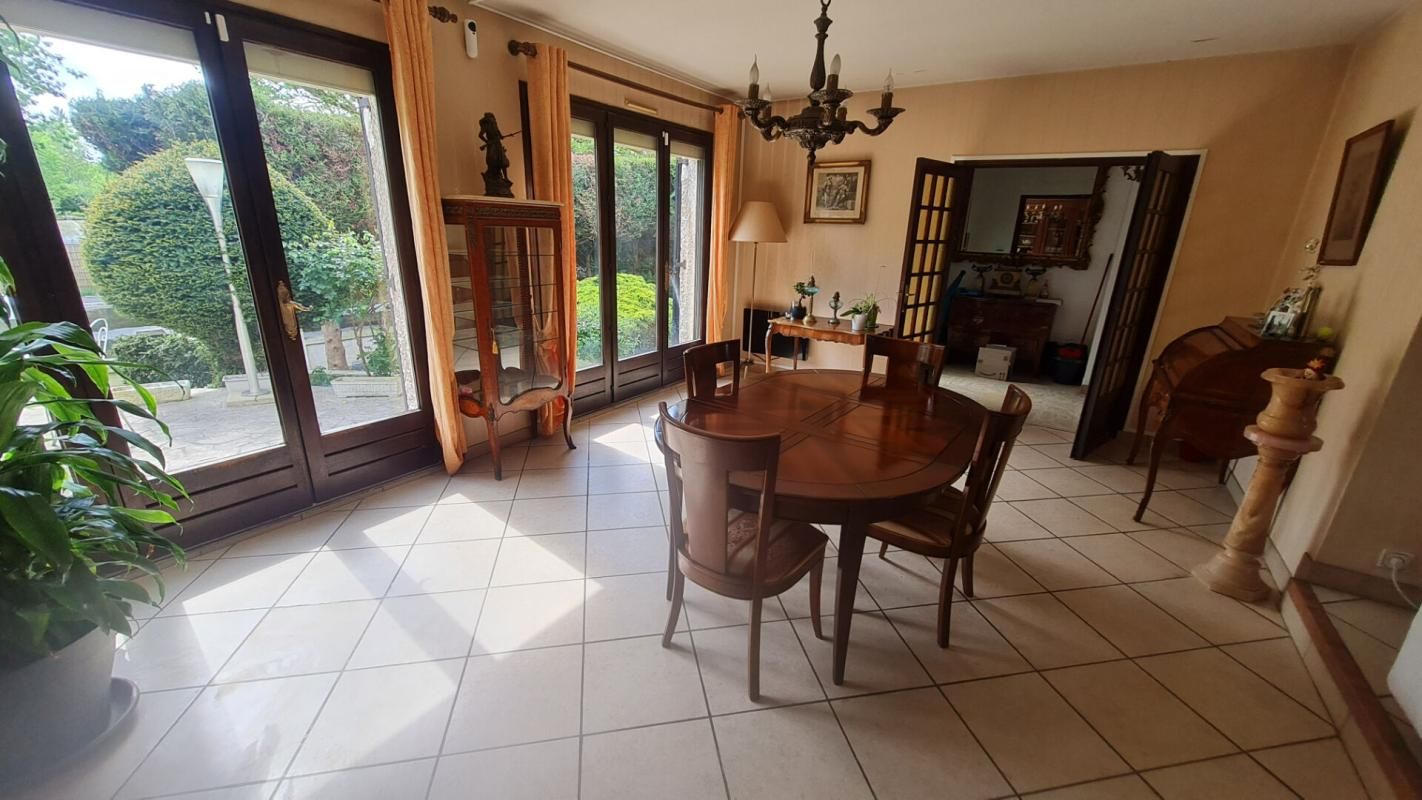 SAINT-OUEN-L'AUMONE Maison 10 pièces 4 chambres 201.48 m2 3