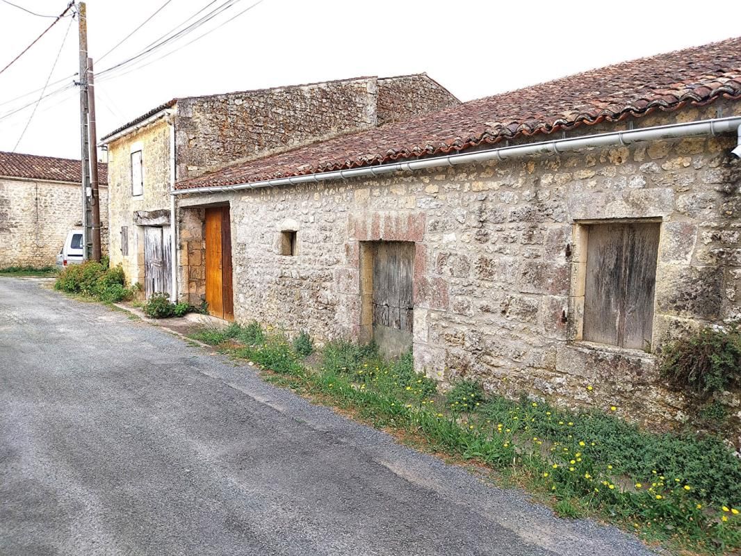 Saint Savinien 17350  Dépendance en Pierre à réhabiliter 225 m²