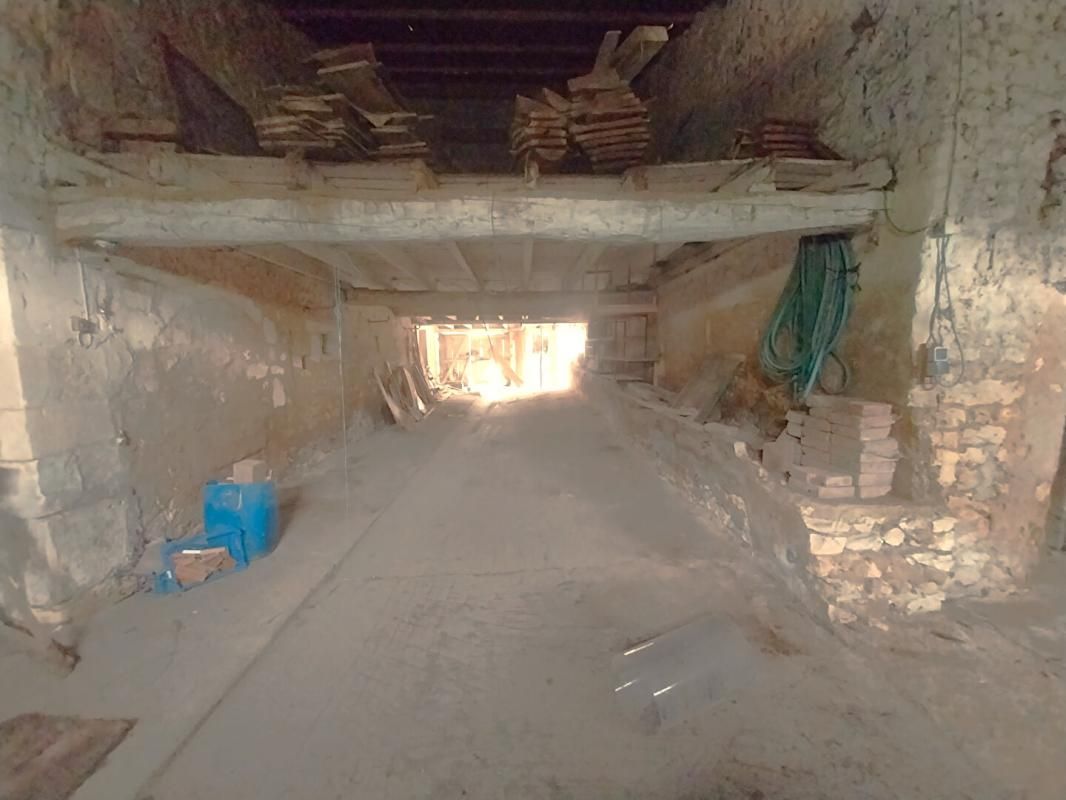 SAINT-SAVINIEN Saint Savinien 17350  Dépendance en Pierre à réhabiliter 225 m² 4