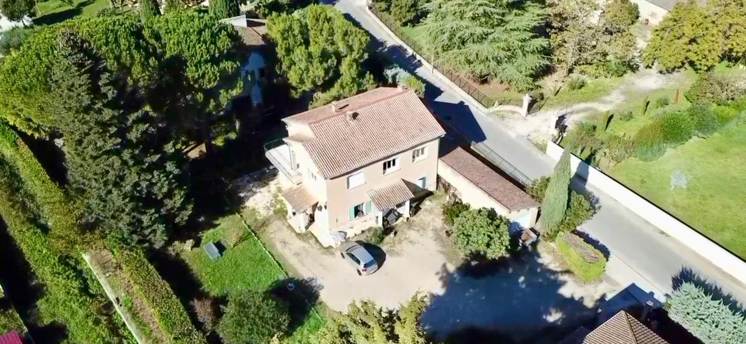 BAGNOLS-SUR-CEZE Bagnols Sur Cèze :Villa sur deux niveaux avec double potentiel habitation / professionnel  172,48 m2 Habitables , 5 chambres,  dépendance 120m2 2