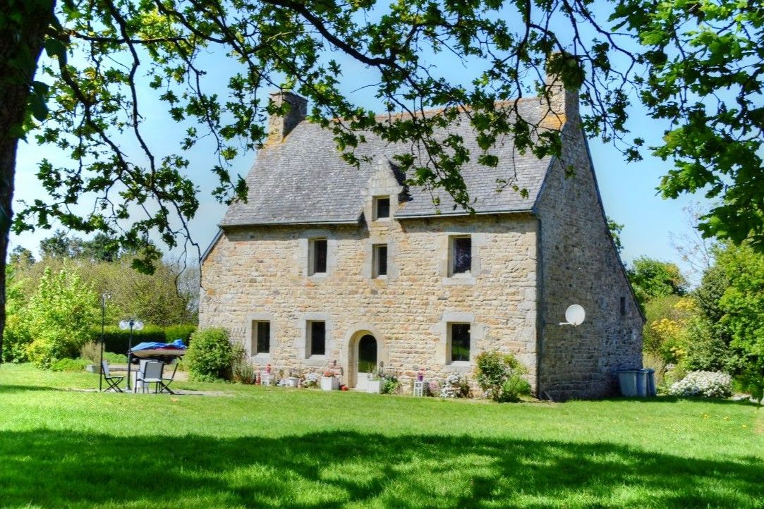 LA ROCHE-DERRIEN Manoir de caractère de 246 m2 sur un parc de un hectare 2