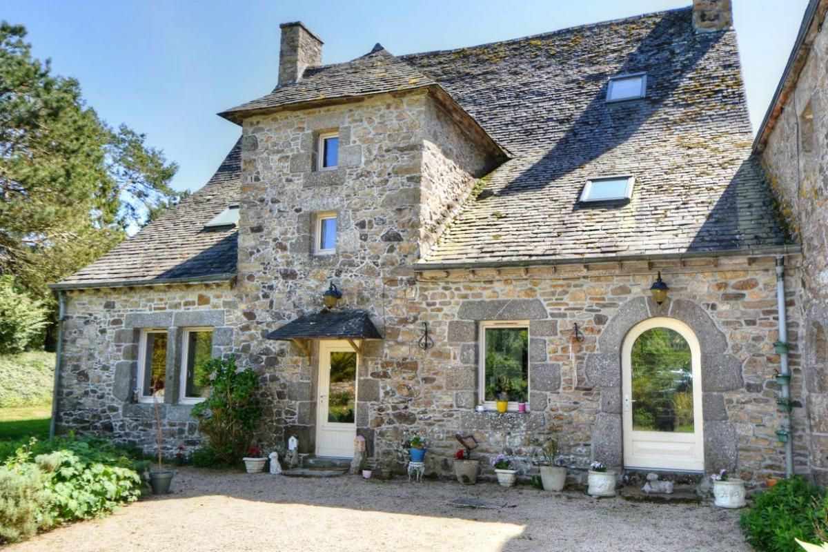 LA ROCHE-DERRIEN Manoir de caractère de 246 m2 sur un parc de un hectare 3