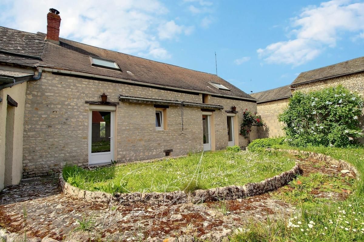 OUTARVILLE Maison en pierres avec cour et jardin 1