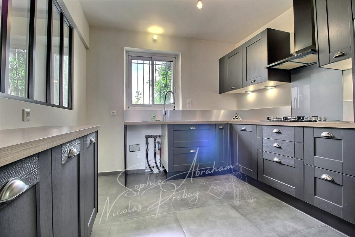 OUTARVILLE Maison en pierres avec cour et jardin 4