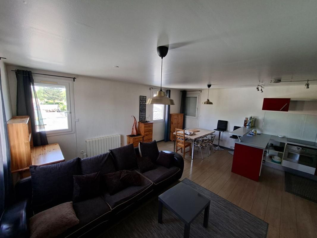 GRAND-COURONNE Appartement Grand Couronne 2 pièce(s) 53 m2 avec local commercial 1