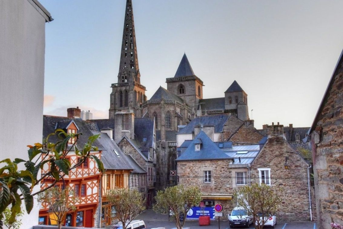 TREGUIER Immeuble d'habitation  et commerce de 177 m2 en centre ville 3