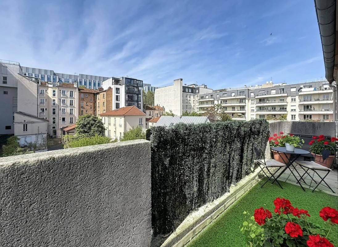 LE KREMLIN-BICETRE Charmant studio rénové avec balcon 30.80 m2 1