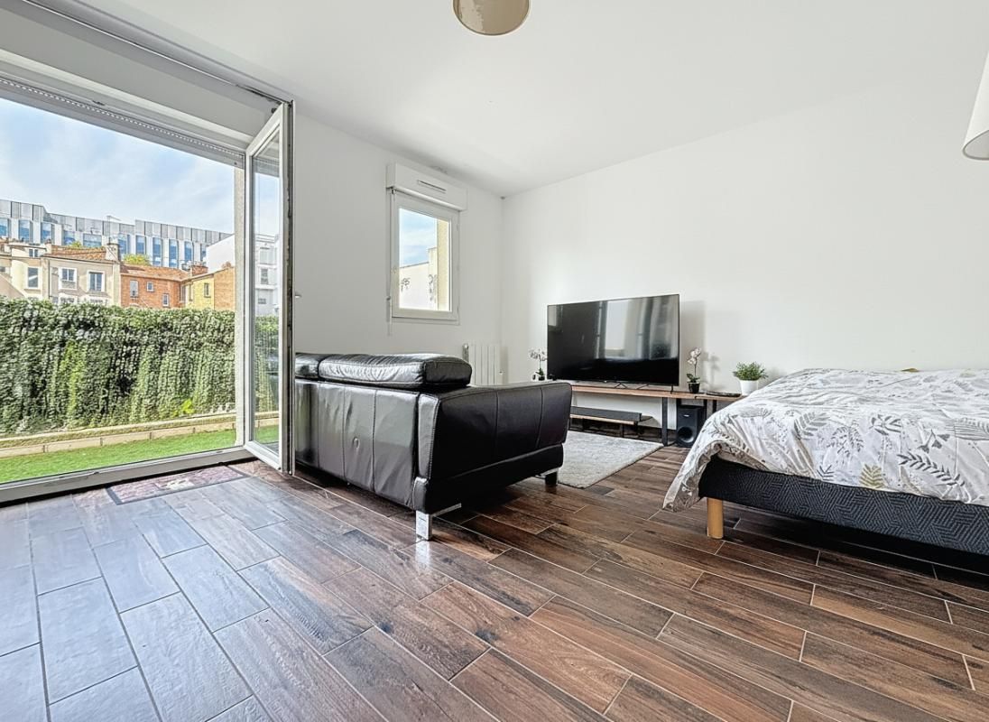 LE KREMLIN-BICETRE Charmant studio rénové avec balcon 30.80 m2 2