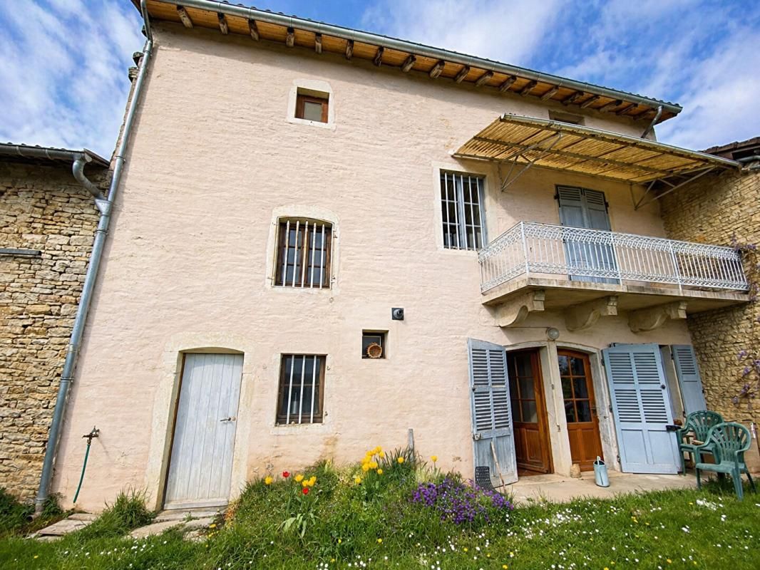 EXCLUSIVITÉ - Ancienne ferme à vendre avec dépendances à Uchizy