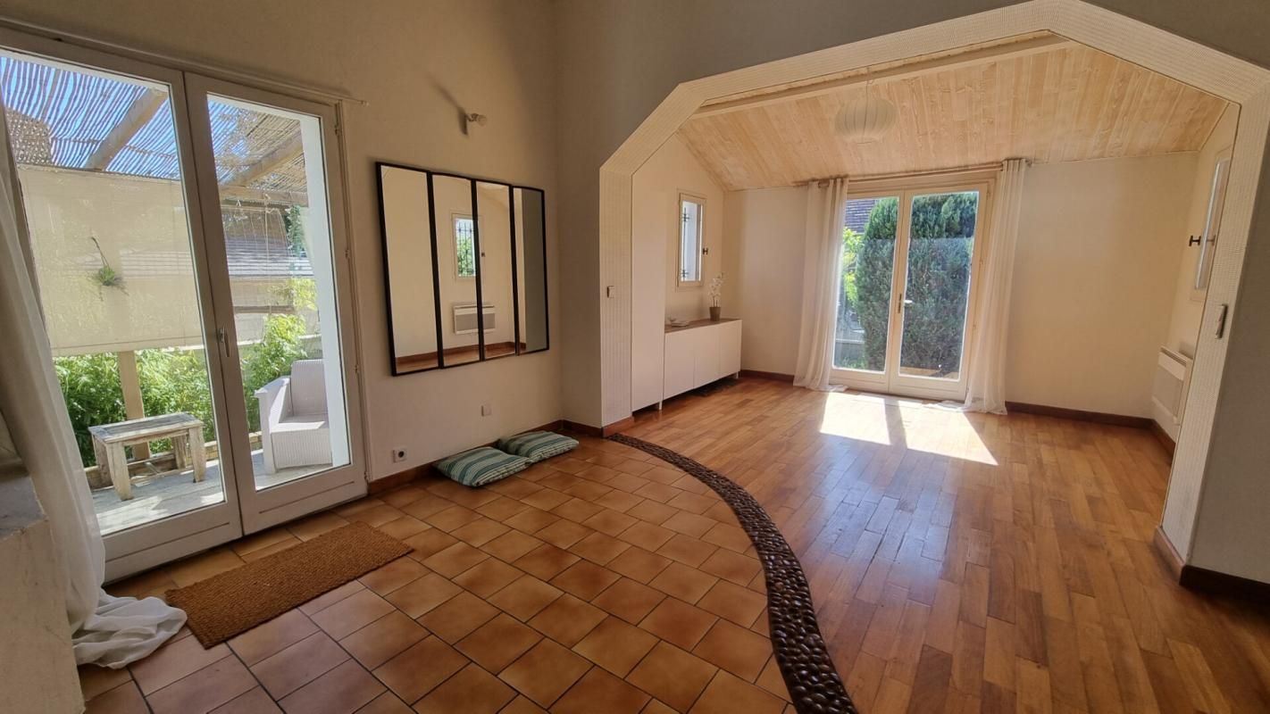 SAINTE-GENEVIEVE-DES-BOIS Maison Sainte Genevieve Des Bois 8 pièce(s) 156 m2 4