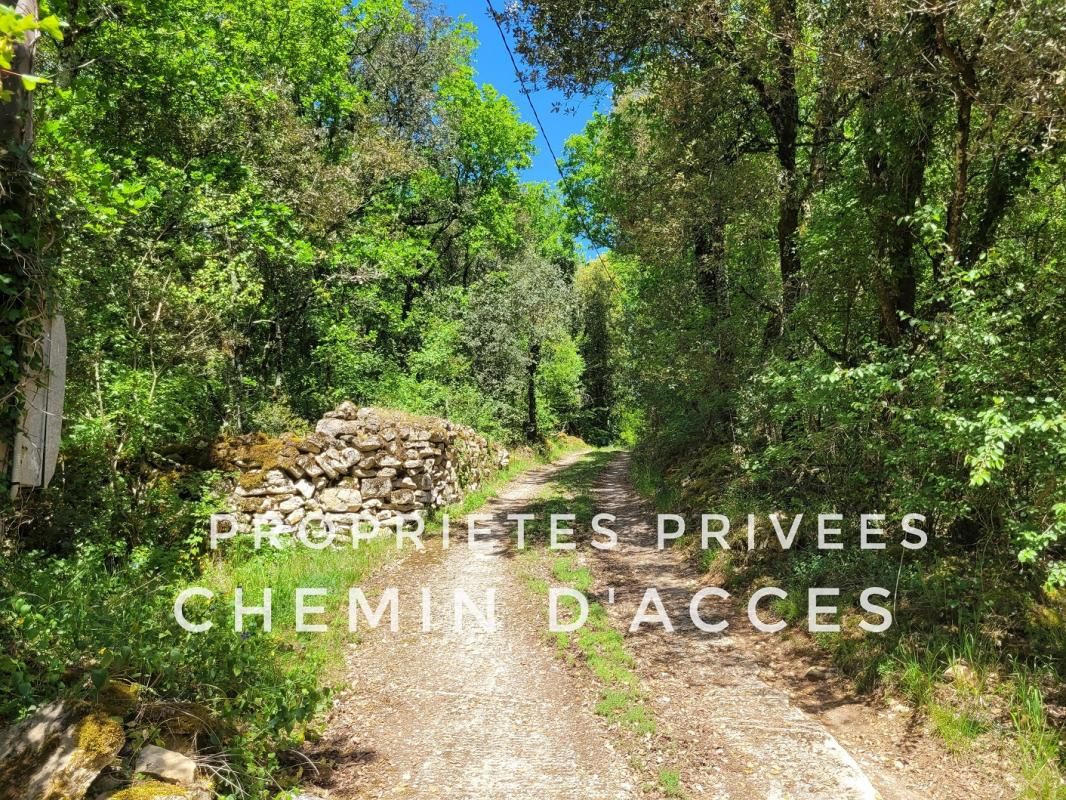 LES EYZIES-DE-TAYAC-SIREUIL Une propriété volontairement à l'écart, pour ceux qui privilégient le silence, la discrétion et un cadre naturel préservé. 4 chambres. Terrain environ 1 hectare 3