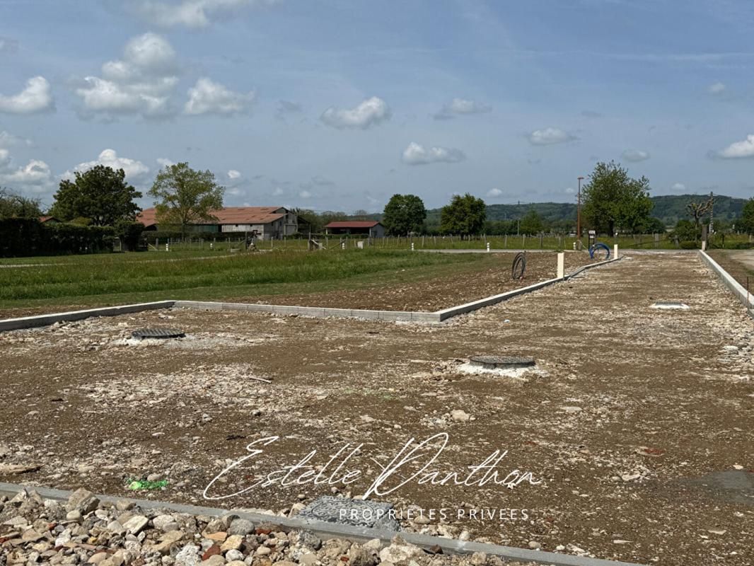 LONGECHENAL Terrain constructible viabilisé de 776 m2 à Longechenal 1