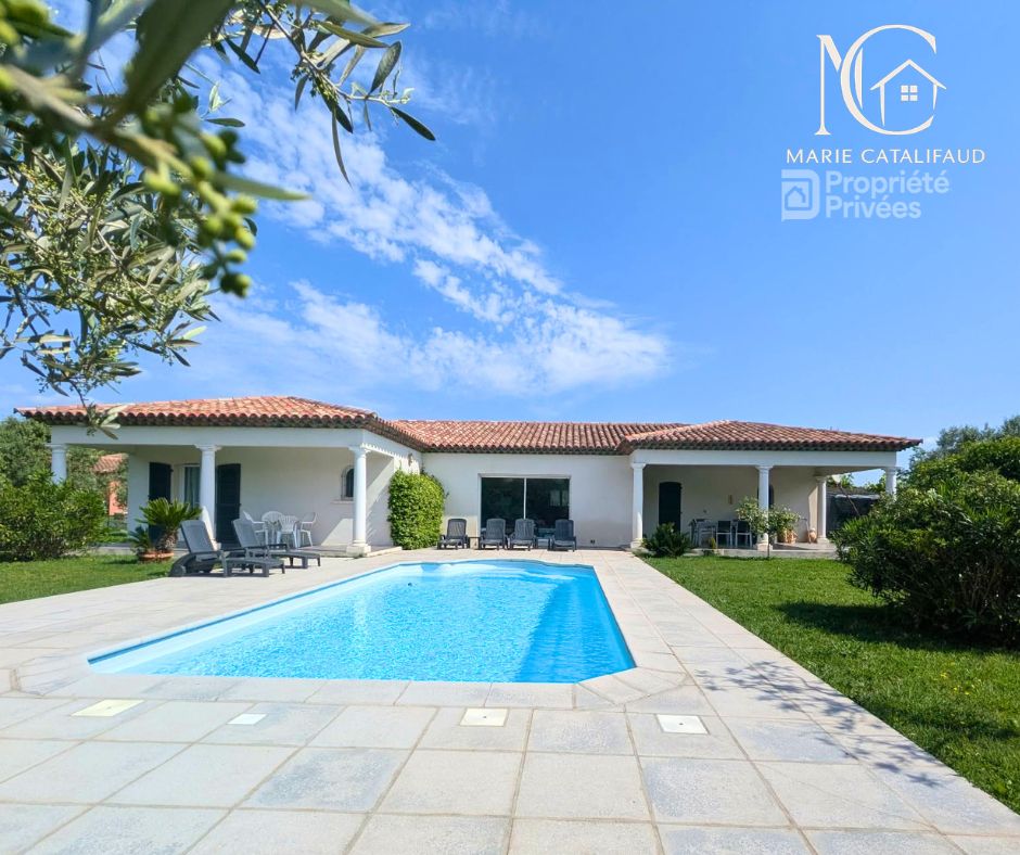 Villa plain pied avec piscine et double garage dans un quartier calme !