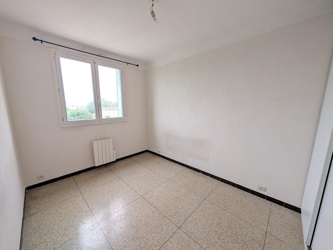 SALON-DE-PROVENCE À louer - T2 de 40 m² à Salon-de-Provence 4