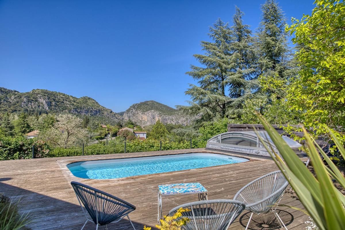 Superbe villa  de plain pied  avec piscine et mazet indépendant sur les hauteurs avec vue exceptionnelle