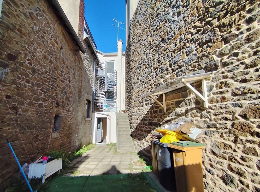 SAINT-BRIEUC Immeuble avec local commercial et 2 appartements 2
