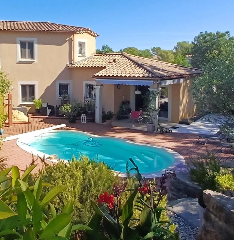 Villa avec piscine, dans un cadre résidentiel prisé