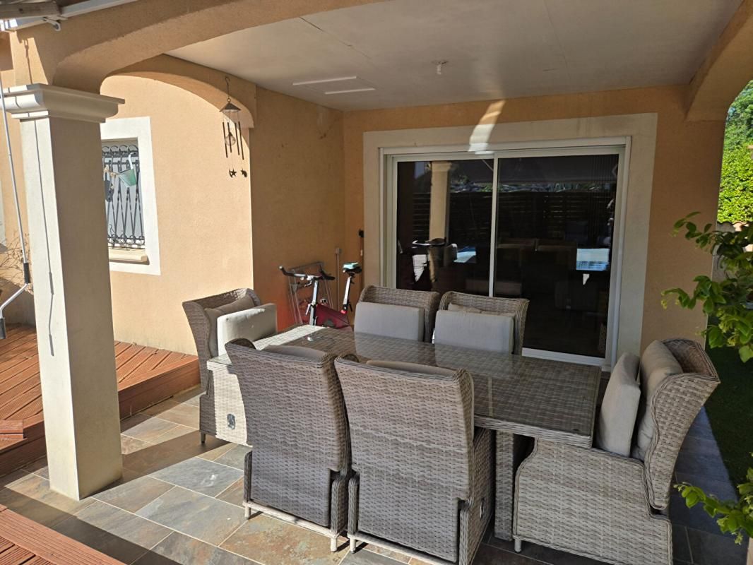 MASSILLARGUES-ATTUECH Villa avec piscine, dans un cadre résidentiel prisé 2