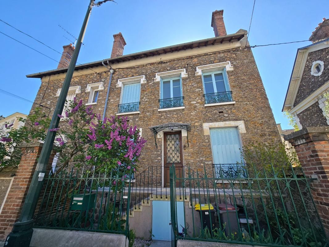 CORBEIL-ESSONNES Maison Corbeil Essonnes 11 pièce(s) 190 m2 2