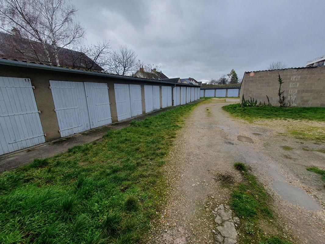 BOURGES Parking / box Bourges 1