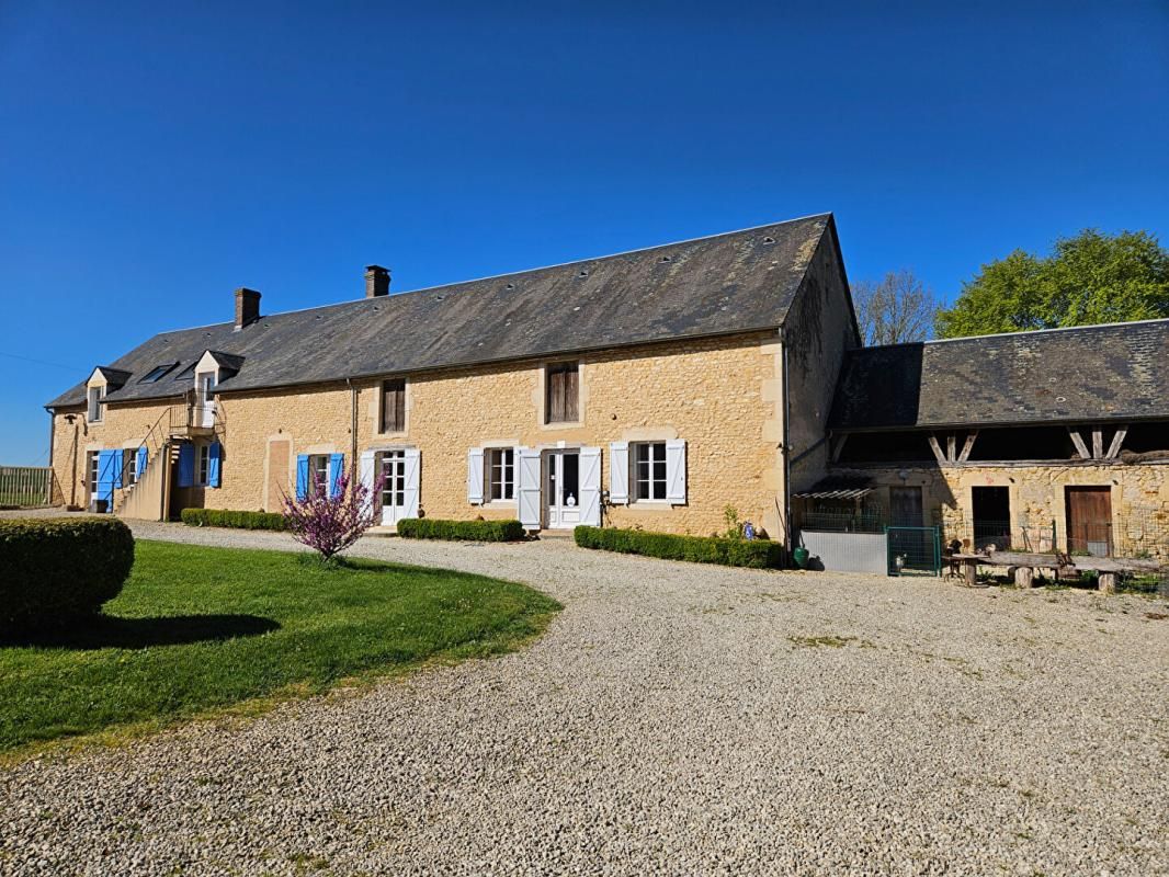 MOULINS-SUR-YEVRE CORPS DE FERME à Moulins sur Yèvre 1