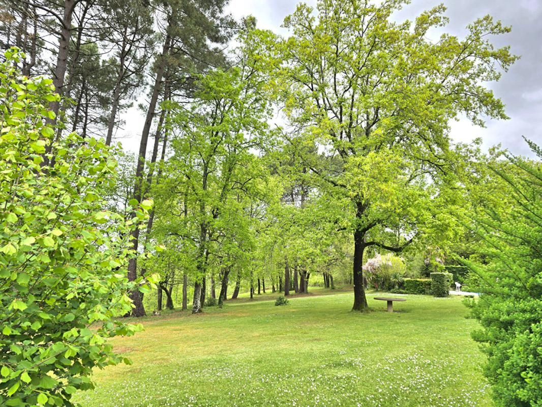 COURSAC Propriété de type 8, édifiée sur un terrain arboré de 16161 m², piscine, garage et dépendances 4