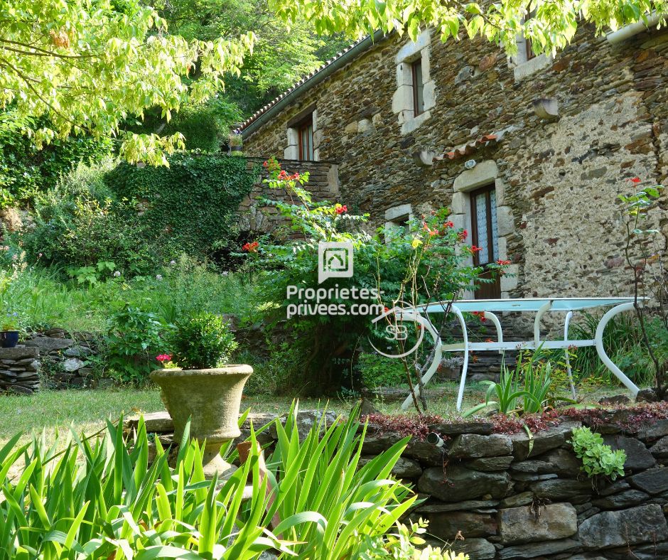 LES VANS Mas  typiquement cévenol - Malbosc (limite Gard/Ardèche) 215 m² | 8 pièces | Terrain  17 497 m²| Piscine 4