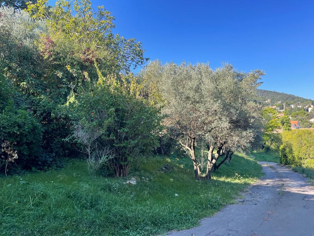 ALES En exclusivité au quartier du Bas Brésis, grande maison d'architecte disposant de 2 logements , terrain constructible quart 2