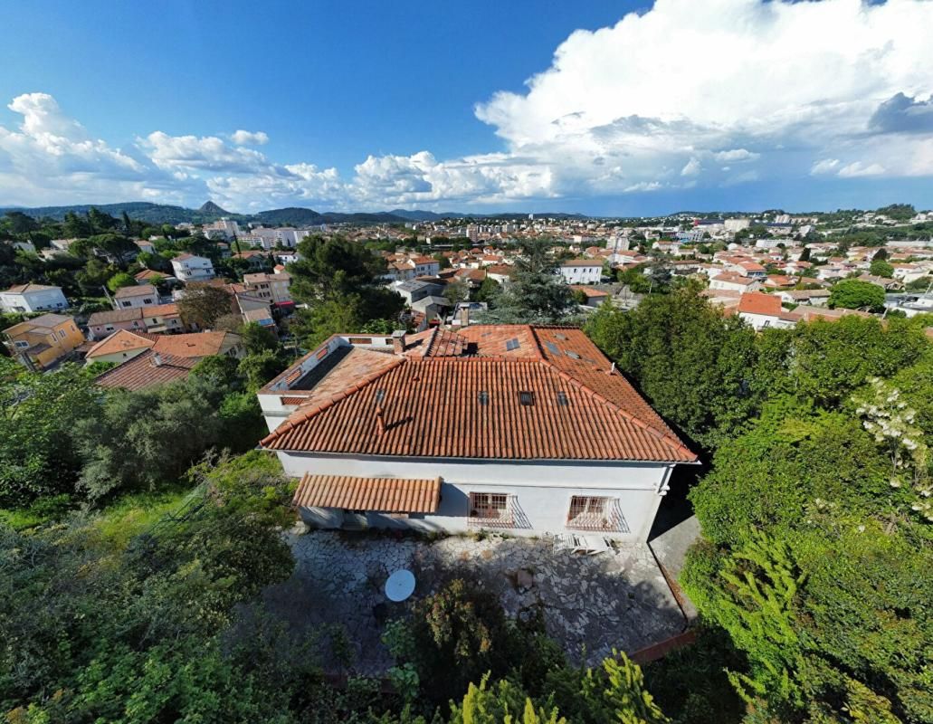 ALES En exclusivité au quartier du Bas Brésis, grande maison d'architecte disposant de 2 logements , terrain constructible quart 3