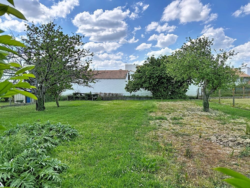 SAINT-JEAN-DE-LIVERSAY Maison à rénover centre Saint Jean De Liversay 103 m2 + terrain constructible et divisible 4