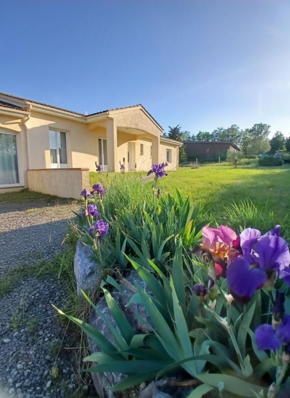 SIEURAC Maison de 115m², 6 pièces piscine et panneaux photovoltaïques 1