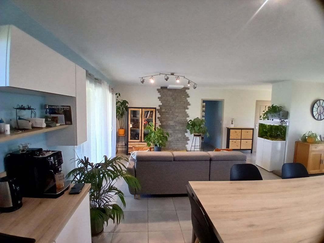 SIEURAC Maison de 115m², 6 pièces piscine et panneaux photovoltaïques 3
