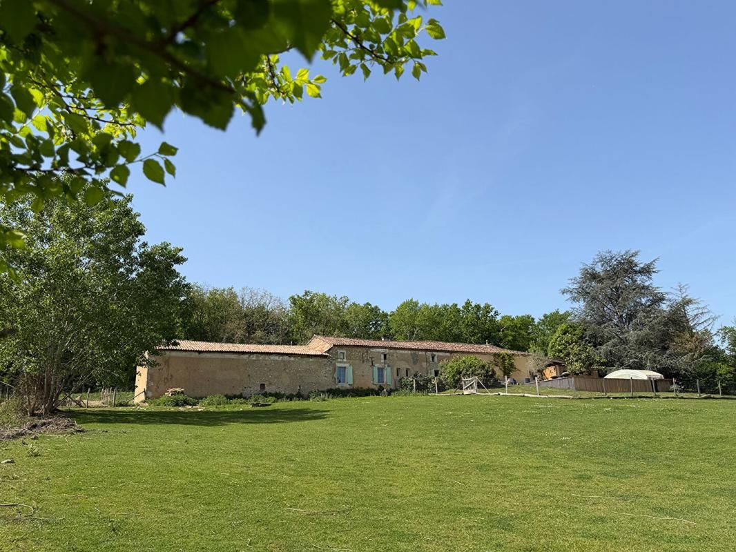 MARSALES Ancienne ferme rénovée avec piscine, vue dégagée et 6,6 hectares 2