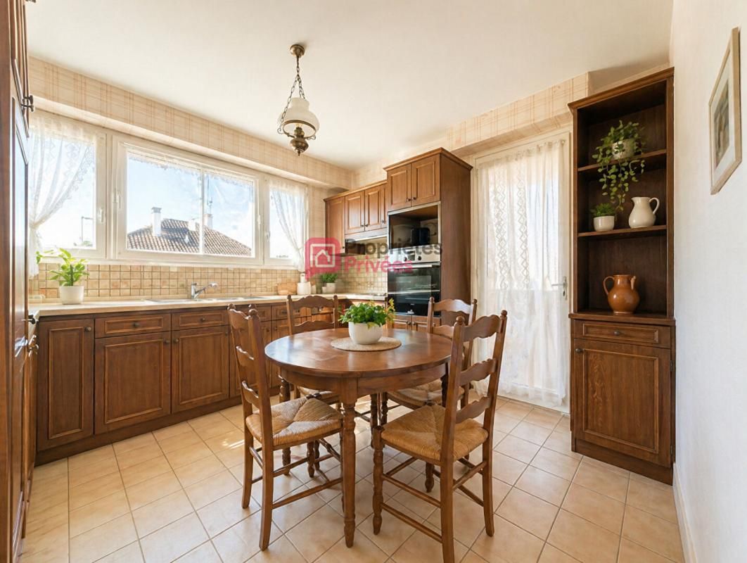 SAINT-BERTHEVIN Maison familiale avec balcon, jardin et fort potentiel ? À rénover 2