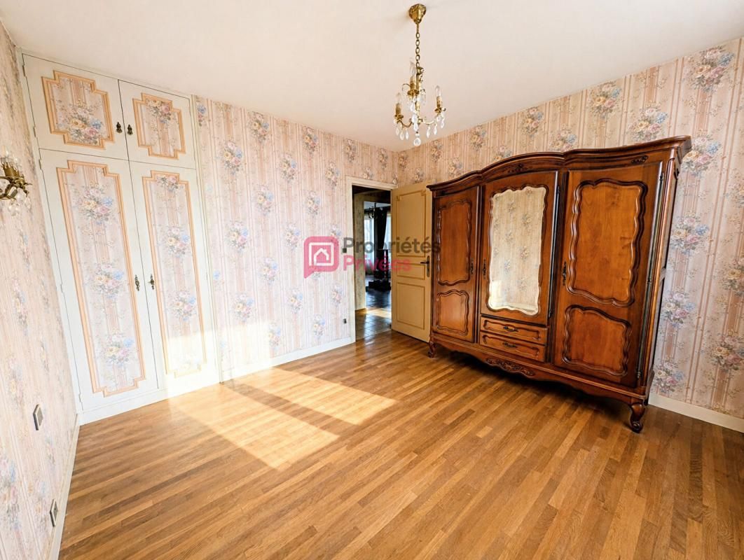 SAINT-BERTHEVIN Maison familiale avec balcon, jardin et fort potentiel ? À rénover 3