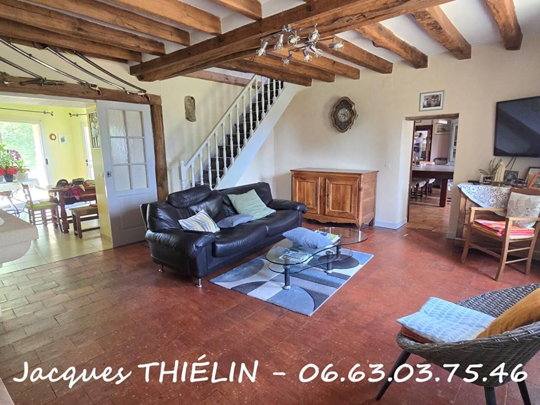 LONGUE-JUMELLES Charme de l'ancien & lumière contemporaine pour cette spacieuse longère familiale 2