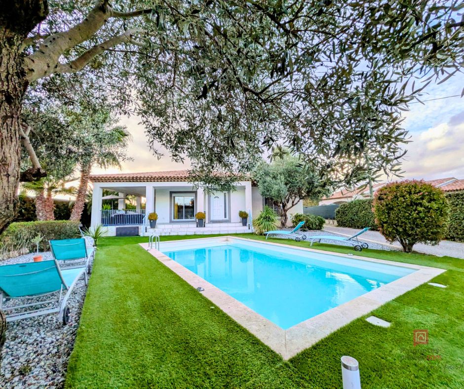 Villa de plain-pied avec piscine, 1500 m² de terrain et stationnements multiples