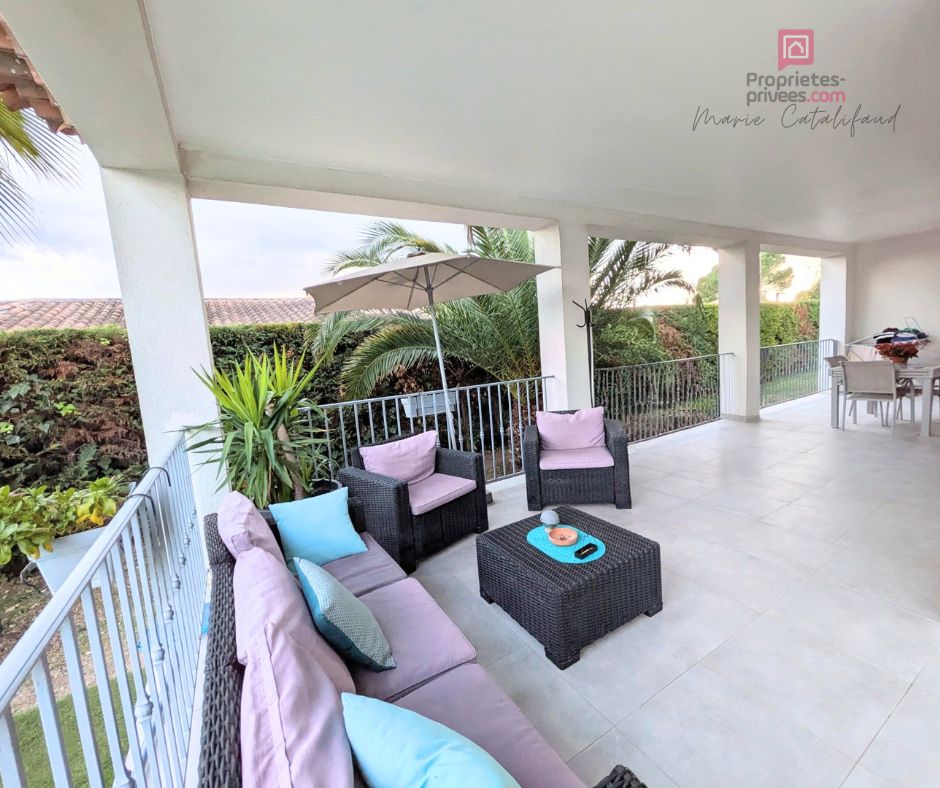 LE MUY Villa de plain-pied avec piscine, 1500 m² de terrain et stationnements multiples 2