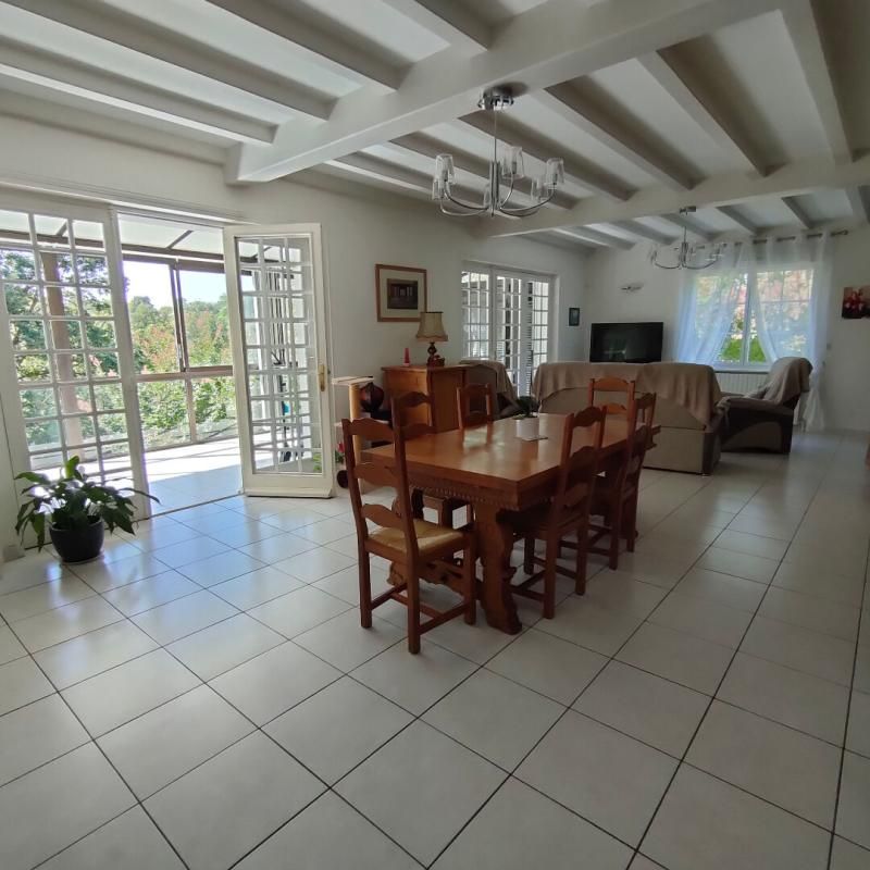 MORTAGNE-SUR-SEVRE Maison avec chambres d'hôtes Mortagne sur Sevre 8 pièces 177 m2 3