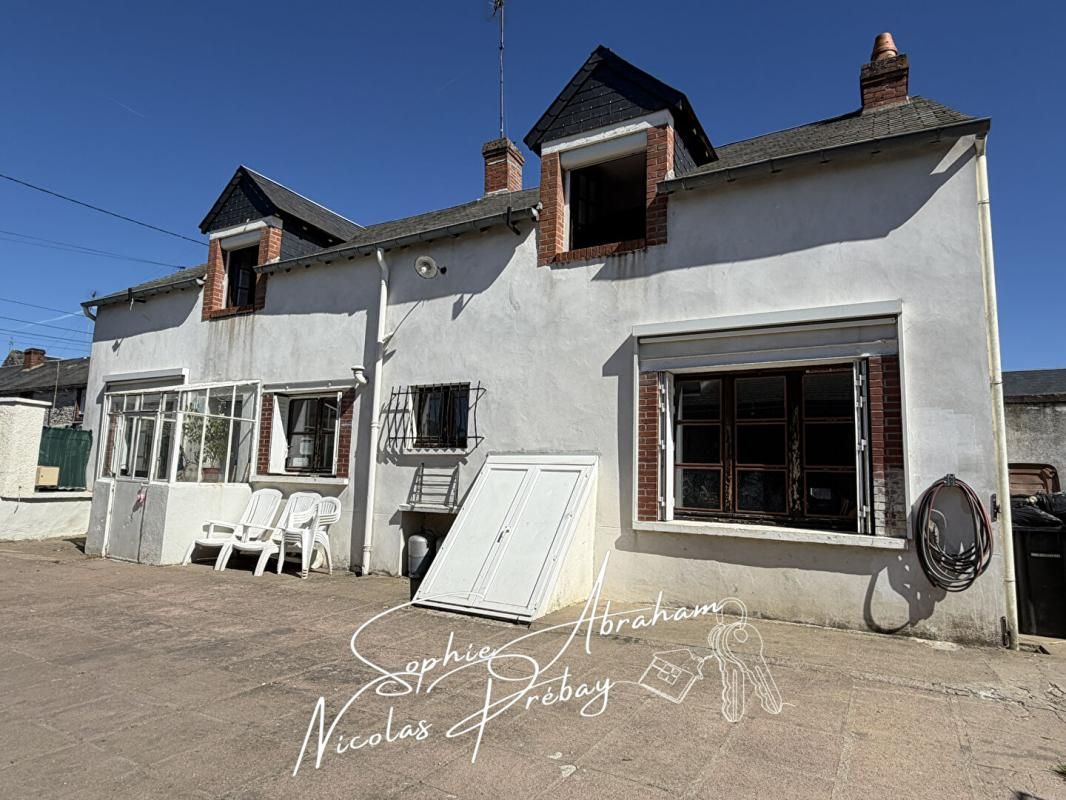 TOURY Maison en pierres avec grand terrain et grange 1