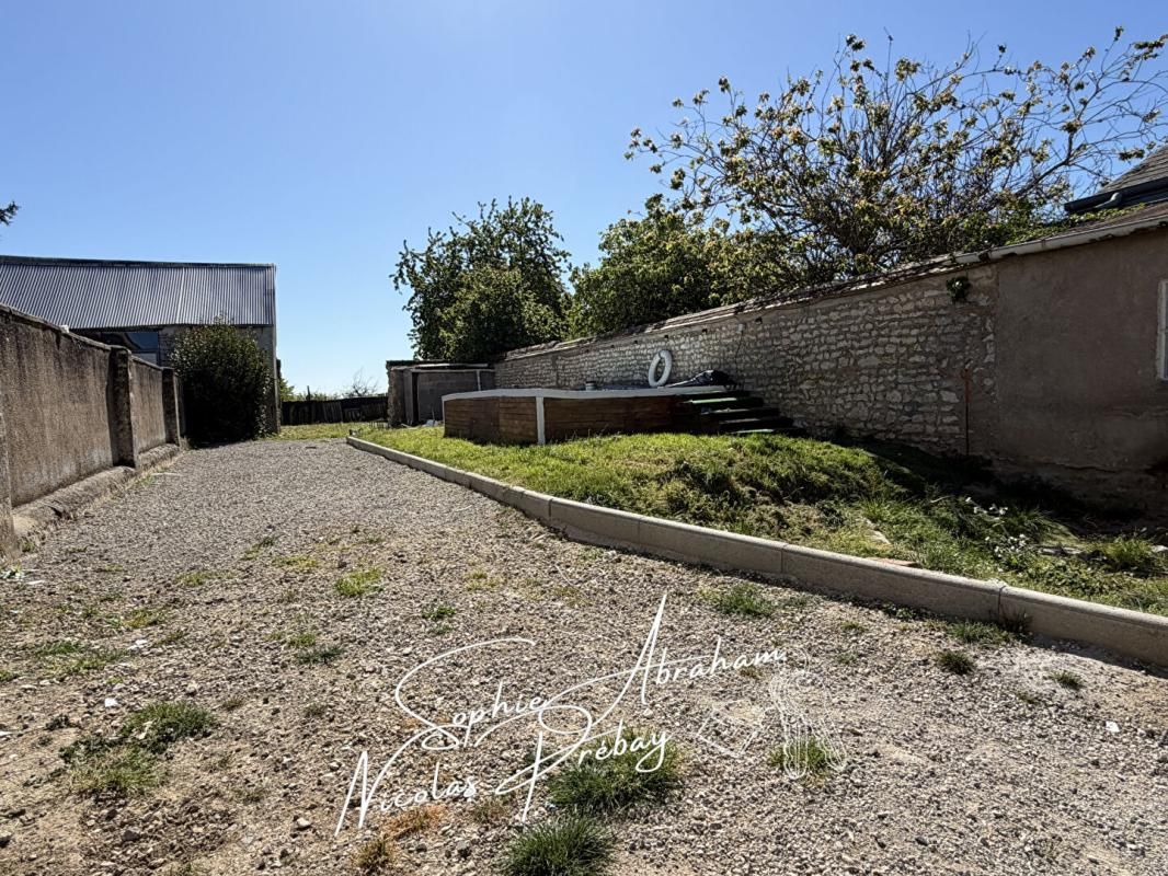 TOURY Maison en pierres avec grand terrain et grange 3