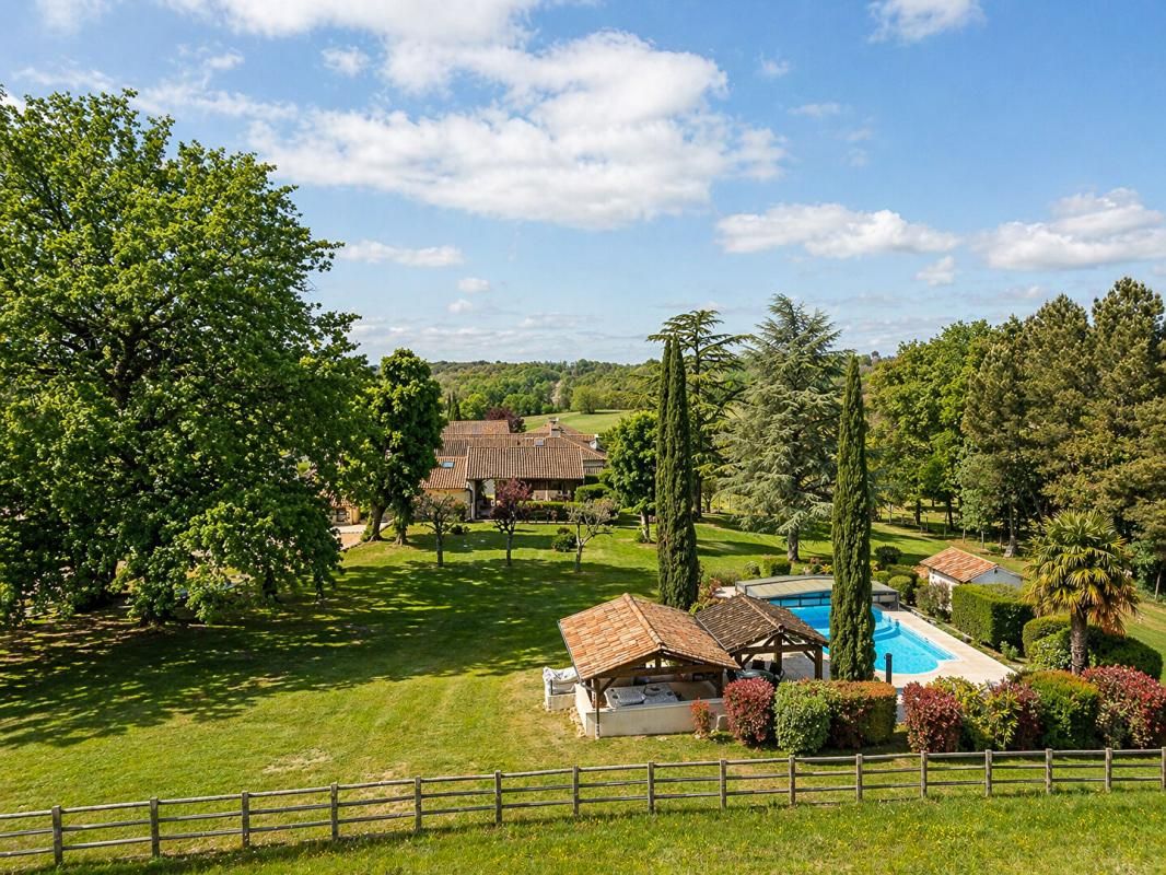 BUSSAC A vendre, superbe propriété en pierre de 245 m² habitable située à BUSSAC 24350 1